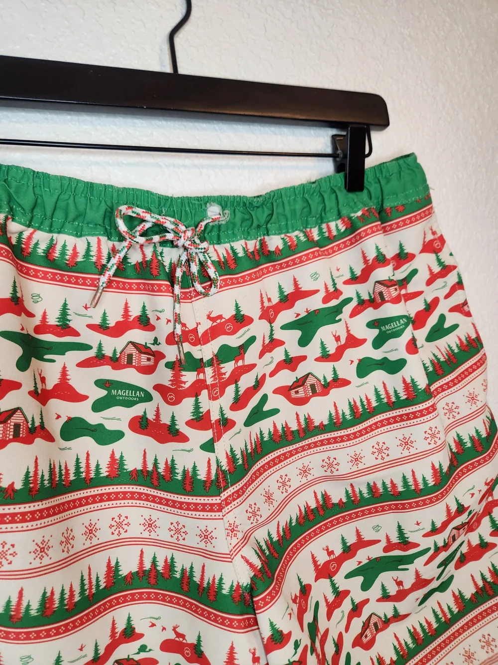 Magellan Fish Gear Men’s L Water Repellent Holiday Shorts Christmas Jeep